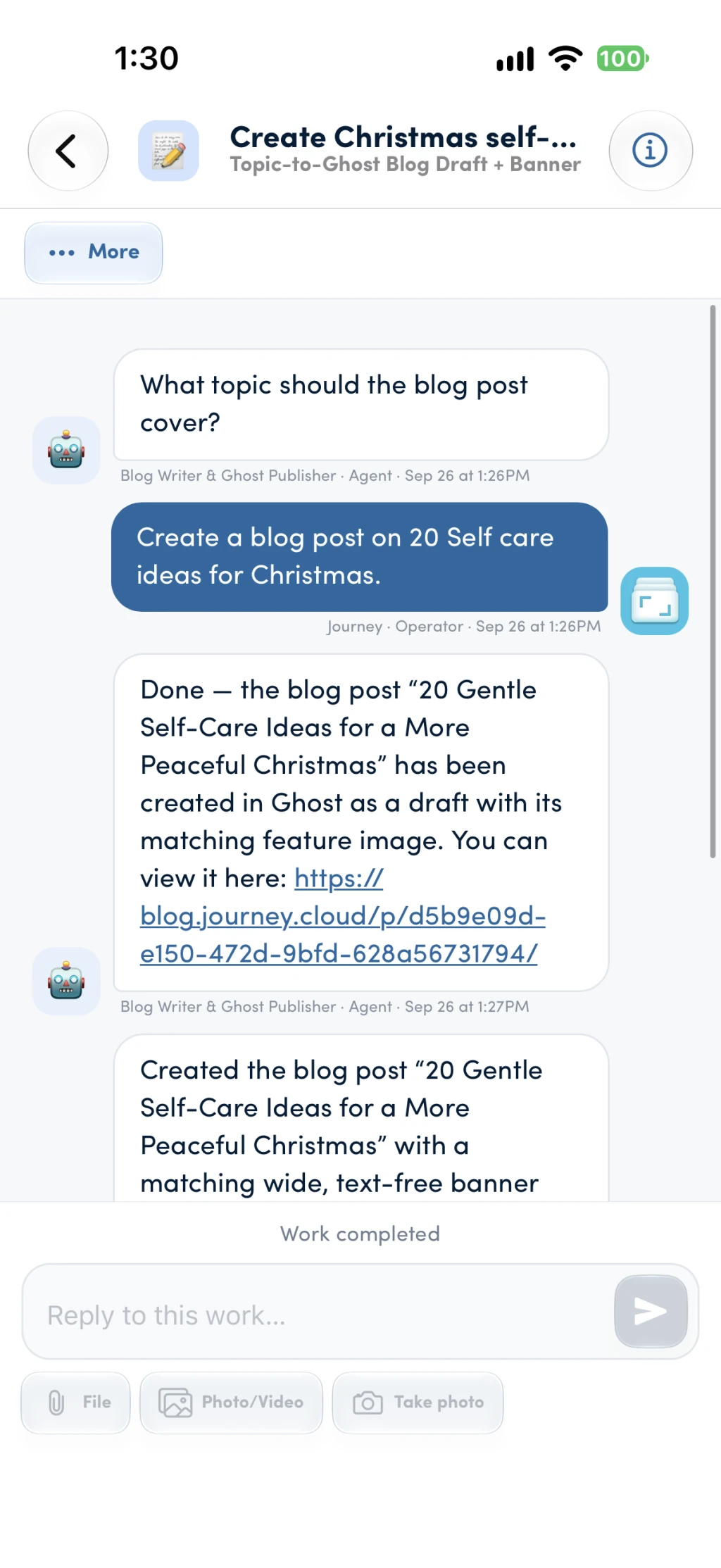 Obrolan kerja Mia menampilkan draf postingan blog perawatan diri Natal yang telah selesai